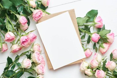 Beyaz arka planda taze güller olan tebrik kartı, kopyalama alanı olan maket kartı