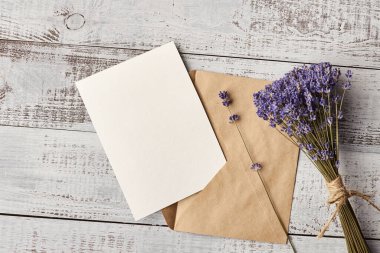 Kopya alanı ve eski ahşap arka planda kuru lavanta çiçekleri olan tebrik kartı