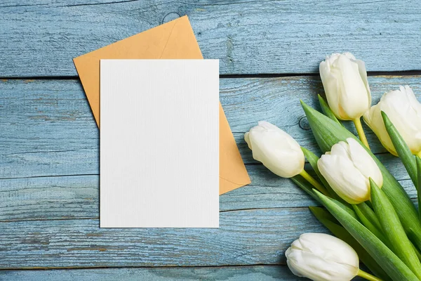 Tarjeta Felicitación Maqueta Con Flores Tulipán Ramo Sobre Fondo Madera —  Fotos de Stock