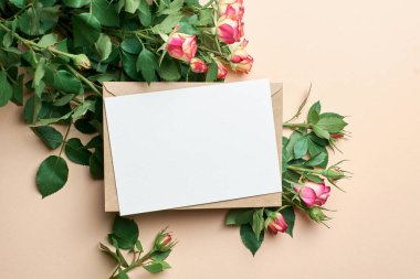 Kağıt arkaplanda taze gül buketi olan tebrik kartı, kopyalama alanı olan kart modeli