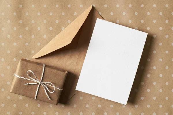 礼品盒与礼品盒的贺卡固定造型及礼品盒的手工纸张背景 顶视图 复制空间 — 图库照片