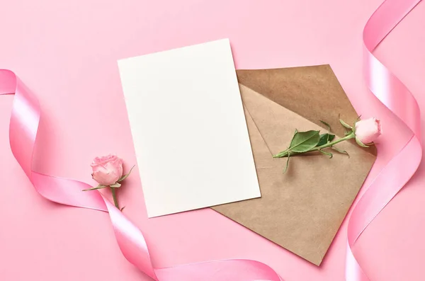 Carte Voeux Avec Enveloppe Ruban Rose Fleur Rose Maquette Avec — Photo