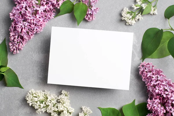 Groet Uitnodiging Kaart Mockup Met Kopieerruimte Paarse Witte Lila Bloemen — Stockfoto