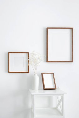 Fotoğraf ya da baskı sunumu için beyaz duvara çerçeveler çizer. Minimalistik stil iç mimari tasarım ile iç mekan.