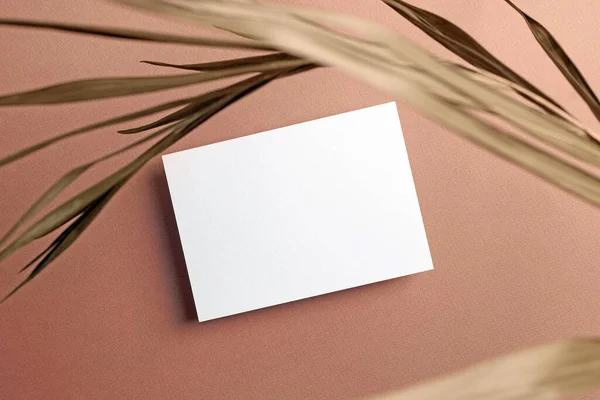 Groet of uitnodiging kaart mockup met palmboom blad decoraties — Stockfoto