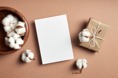 Davetiye ya da tebrik kartı modeli hediye kutusu ve doğal pamuk ekimi çiçek süslemeleri, üst görünüm