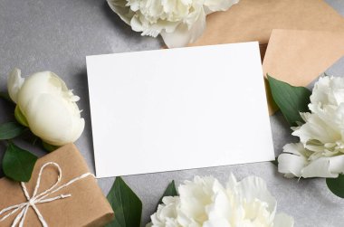 Hediye kutusu ve gri şakayık çiçekli tebrik kartı modeli, anneler günü konsepti