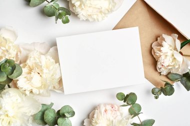 Düğün davetiyesi ya da tebrik kartı modeli zarflı ve okaliptüs dallı beyaz şakayık çiçekleri.