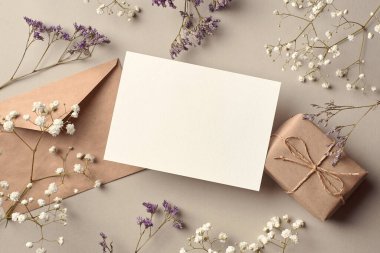 Davetiye ya da tebrik kartı modeli hediye kutusu ve kuru çiçek dallarıyla
