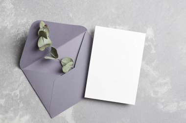 Gri, üst görünüm üzerinde kuru okaliptüs dalı ve zarf içeren tebrik ya da davet kartı modeliName