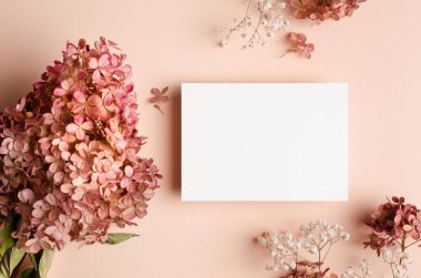 Kuru ortanca ve çigila çiçekli kutlama ya da davetiye kartı modelleri.