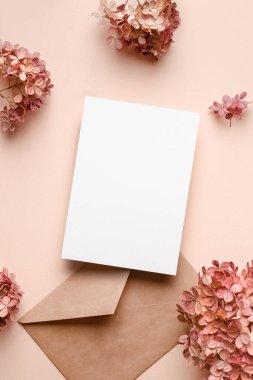 Davetiye ya da tebrik kartı modeli zarflı ve pembe ortanca çiçeği süslemeleri.