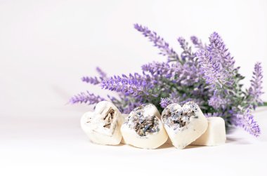 Spa sabun kalp lavanta çiçekleri ile