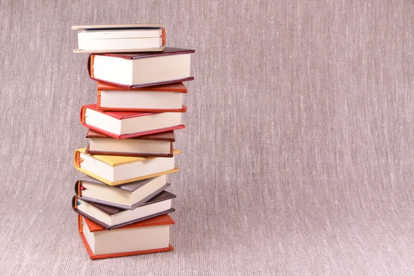 Un mucchio di piccoli libri su uno sfondo di lino — Foto Stock