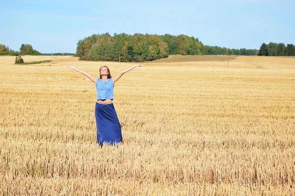 Joven mujer feliz en el campo — Foto de Stock