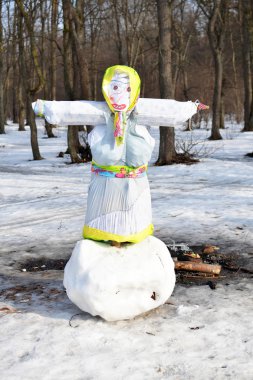 Maslenitsa büst üzerinde büyük bir kartopu