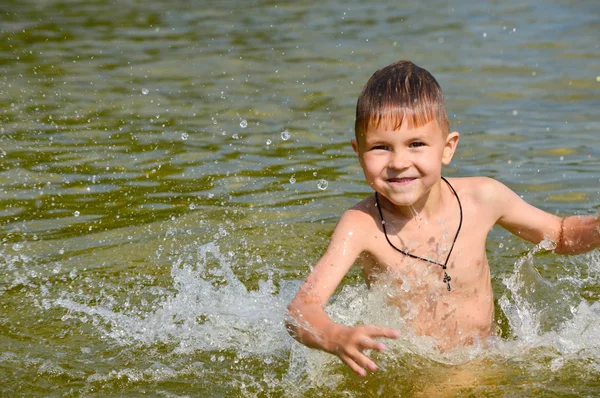 Çocuk bir yeşil renk tonu ile göl suda yüzüyor.