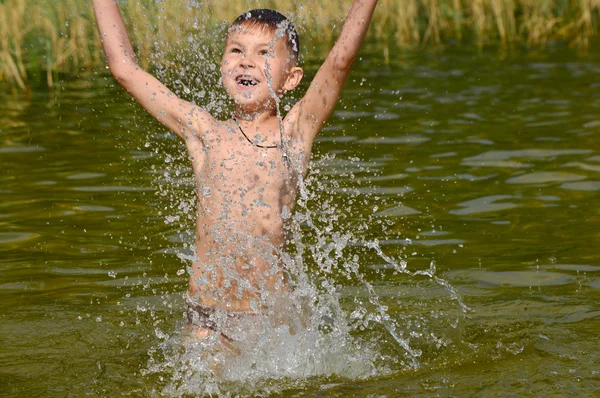 Çocuk bir yeşil renk tonu ile göl suda yüzüyor.