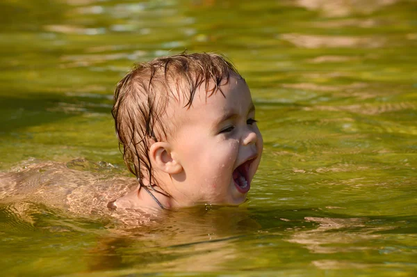 Kız bir yeşil renk tonu ile göl su banyoları.