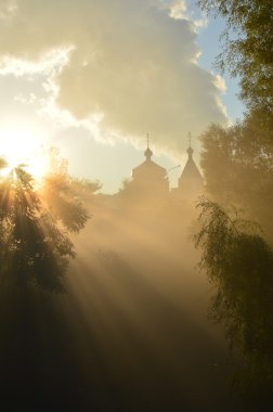 puslu sabah ve güneş ışınlarına tapınağın üzerinde