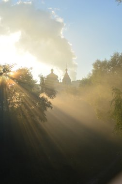 puslu sabah ve güneş ışınlarına tapınağın üzerinde