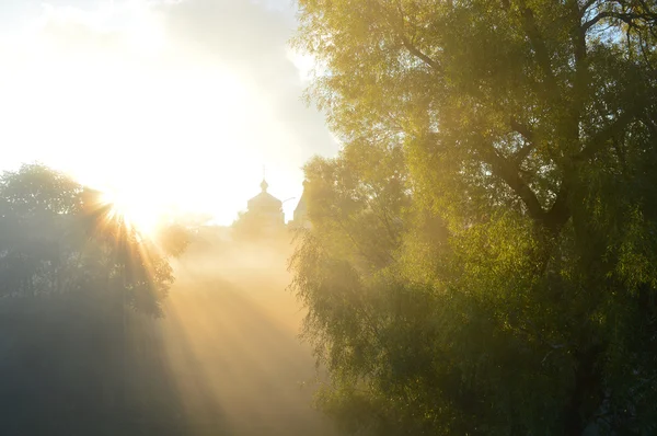 puslu sabah ve güneş ışınlarına tapınağın üzerinde