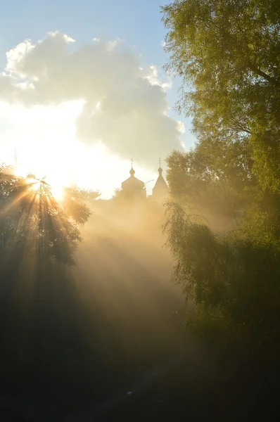 puslu sabah ve güneş ışınlarına tapınağın üzerinde