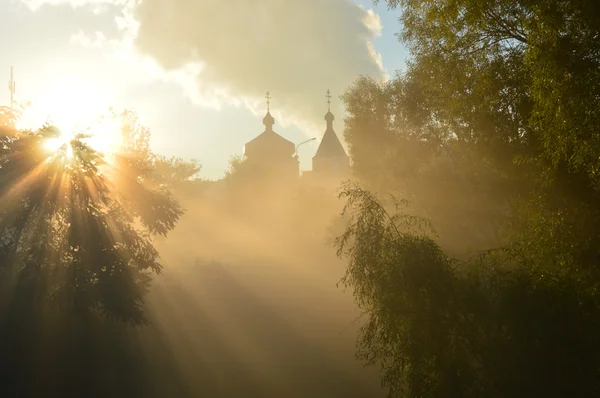 puslu sabah ve güneş ışınlarına tapınağın üzerinde