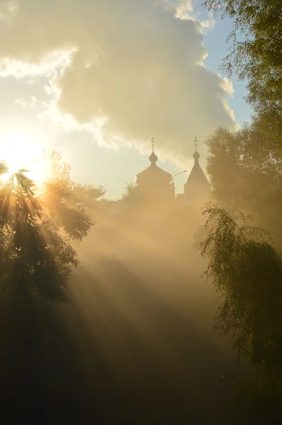 puslu sabah ve güneş ışınlarına tapınağın üzerinde