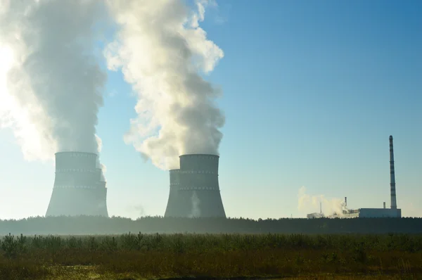 nükleer güç istasyonu ve baca dumanı