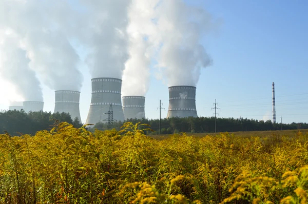 Central nuclear y humo de la chimenea — Foto de Stock