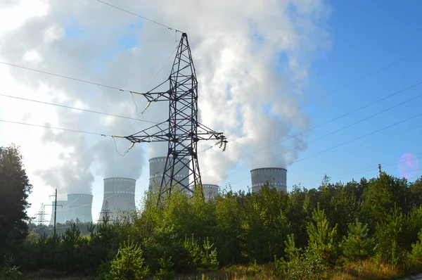 nükleer güç istasyonu ve baca dumanı