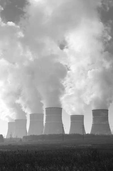 nükleer güç istasyonu ve baca dumanı