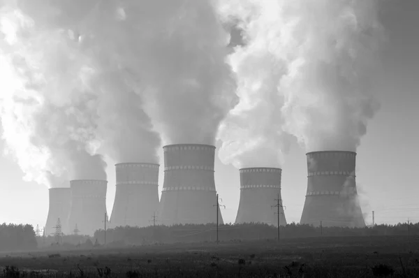 Central nuclear y humo de la chimenea — Foto de Stock