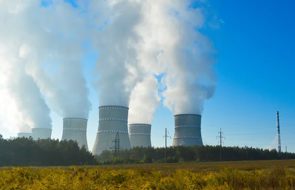 nükleer güç istasyonu ve baca dumanı