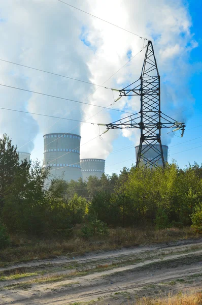 nükleer güç istasyonu ve baca dumanı