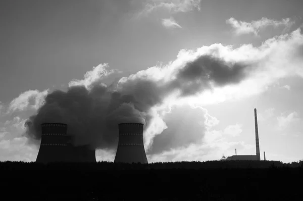 Central nuclear y humo de la chimenea — Foto de Stock