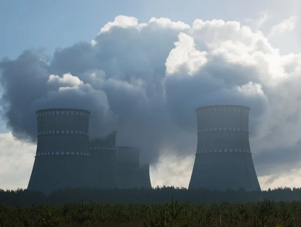 Centrale nucleare e fumo dal camino — Foto Stock