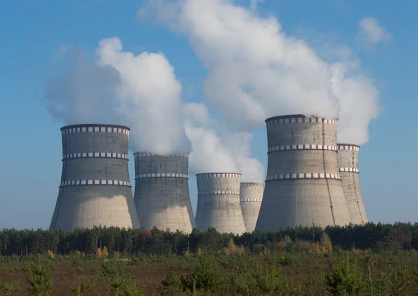 Centrale nucleare e fumo dal camino — Foto Stock