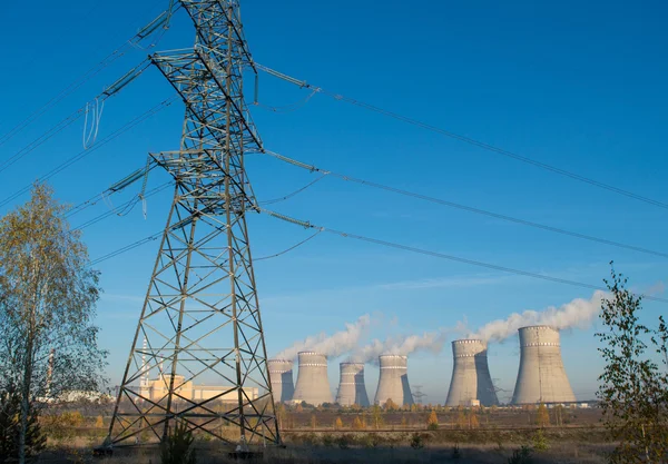 nükleer güç istasyonu ve baca dumanı