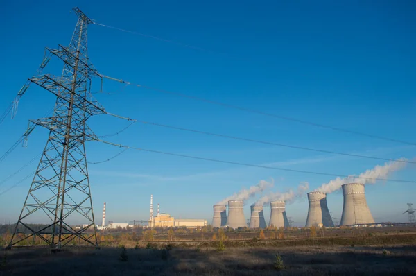 nükleer güç istasyonu ve baca dumanı