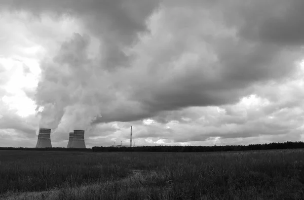 nükleer güç istasyonu ve baca dumanı