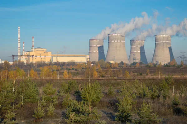 Centrale nucleare e fumo dal camino — Foto Stock