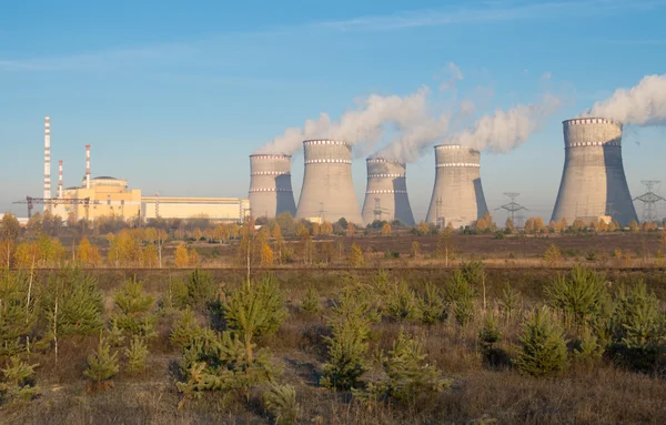 Central nuclear y humo de la chimenea — Foto de Stock