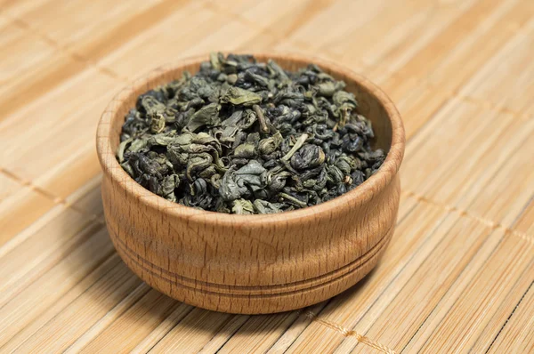 Зелений чай в дерев'яній мисці — стокове фото