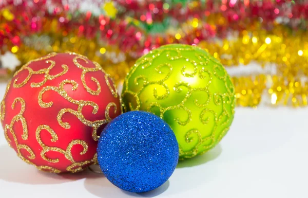 Navidad y Año Nuevo, las bolas de colores —  Fotos de Stock