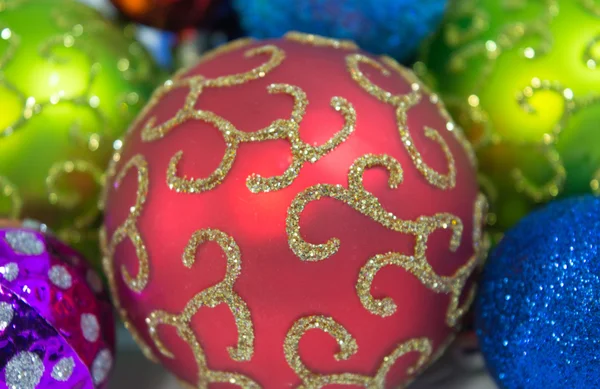 Navidad y Año Nuevo, las bolas de colores —  Fotos de Stock