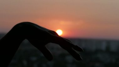 Yumuşak öpücük eller gün batımında