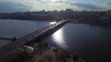 Havadan görünümü: şehir merkezine, köprü, nehir