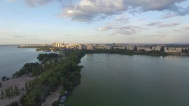 Havadan görünümü: şehir nehir